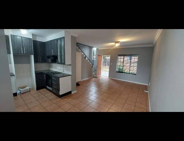 2 BEDROOM TOWNHOUSE FOR SALE IN VAN RIEBEECK PARK